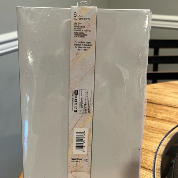 Women's/Teens 6 Velvet Scrunchies - NWT - Picture 5 of 8